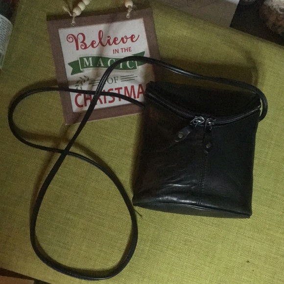 90S VINTAGE Black Leather Crossbody Bag with adjustable strap & zipper closure - Picture 4 of 8